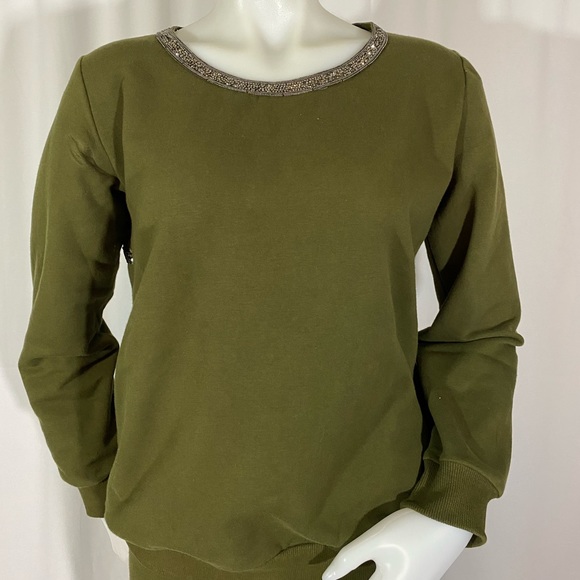 Beaded open back sweatshirt - Picture 2 of 3